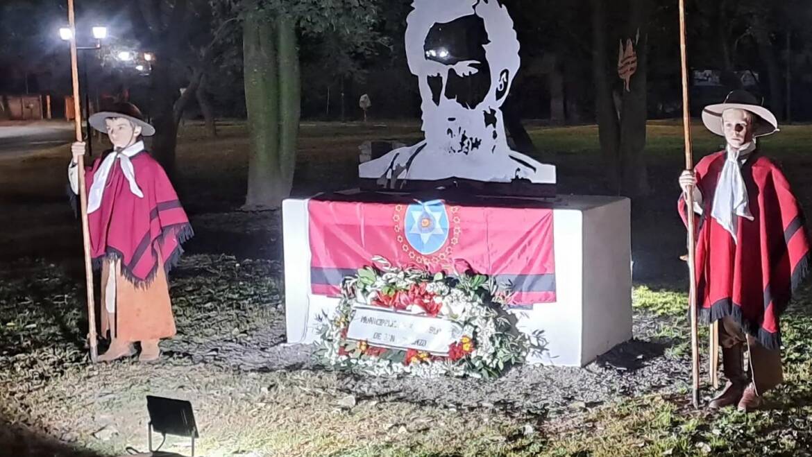 SAN LORENZO RINDIÓ HOMENAJE AL GENERAL GÜEMES CON LA GUARDIA BAJO LAS ESTRELLAS