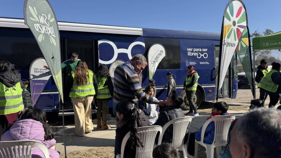 Más de 80 chicos de San Lorenzo recibieron anteojos recetados de manera gratuita