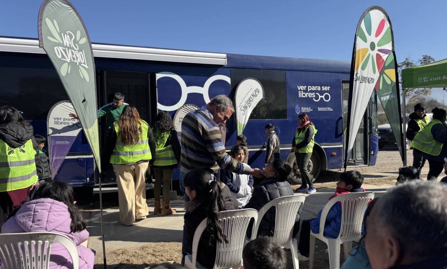 Más de 80 chicos de San Lorenzo recibieron anteojos recetados de manera gratuita
