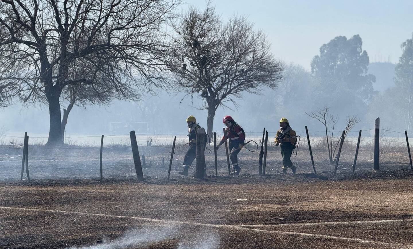 San Lorenzo: amplio operativo para controlar incendios de pastizales