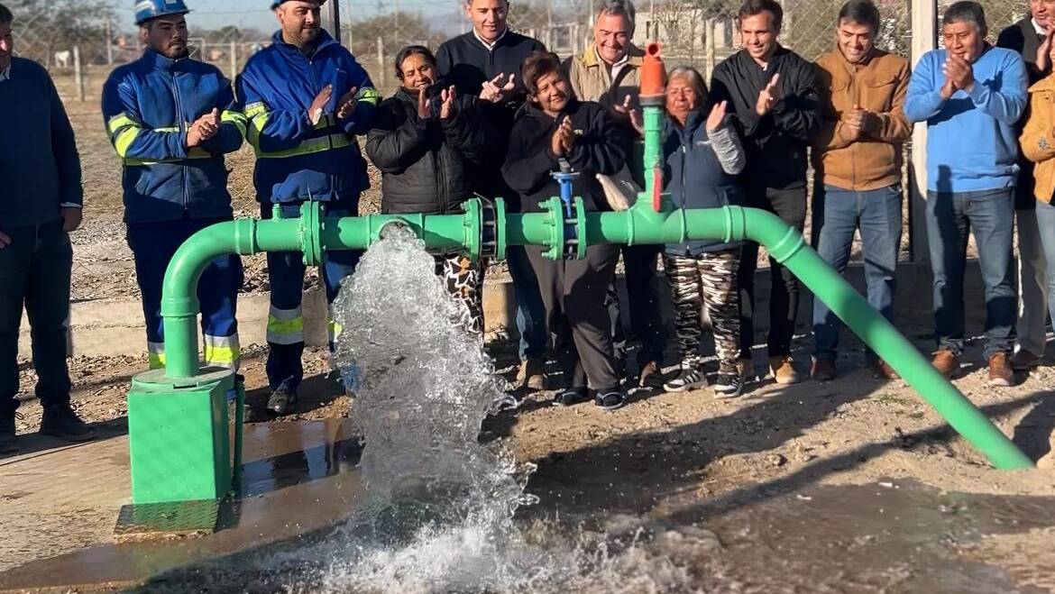 El intendente de San Lorenzo y el presidente de Aguas del Norte inauguraron un nuevo pozo en Atocha