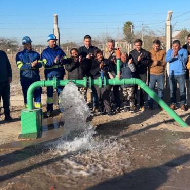 El intendente de San Lorenzo y el presidente de Aguas del Norte inauguraron un nuevo pozo en Atocha