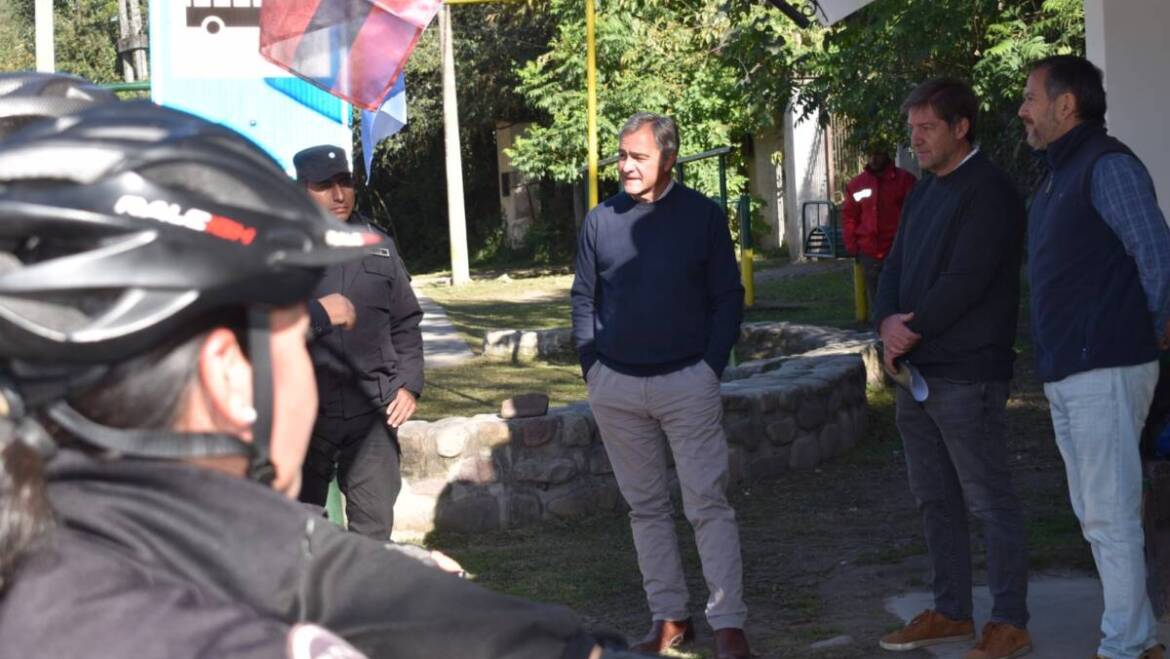El intendente Manuel Saravia entregó cuatro bicicletas a la Policía de San Lorenzo