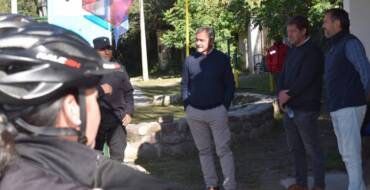 El intendente Manuel Saravia entregó cuatro bicicletas a la Policía de San Lorenzo